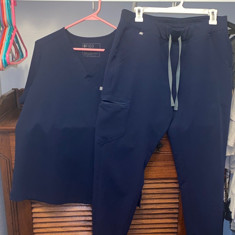 Figs Men's Navy Blue Scrub set- Medium jogger pants and scrub top